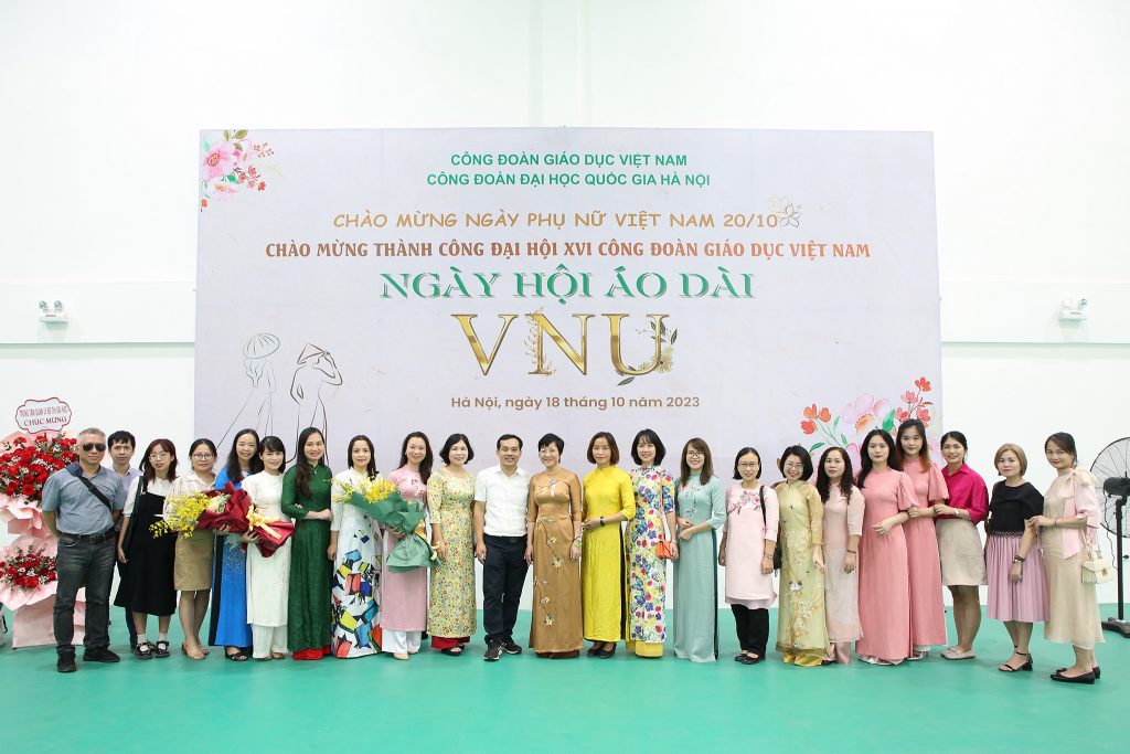 Cán bộ nữ Trường Đại học Công nghệ góp phần tôn vinh giá trị áo dài ...