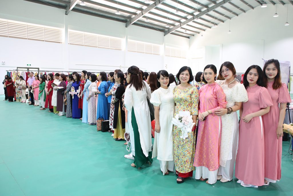 Cán bộ nữ Trường Đại học Công nghệ góp phần tôn vinh giá trị áo dài ...