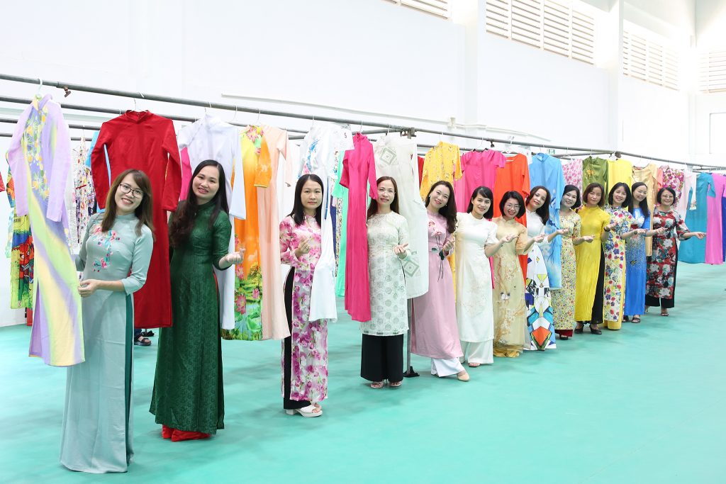 Cán bộ nữ Trường Đại học Công nghệ góp phần tôn vinh giá trị áo dài ...