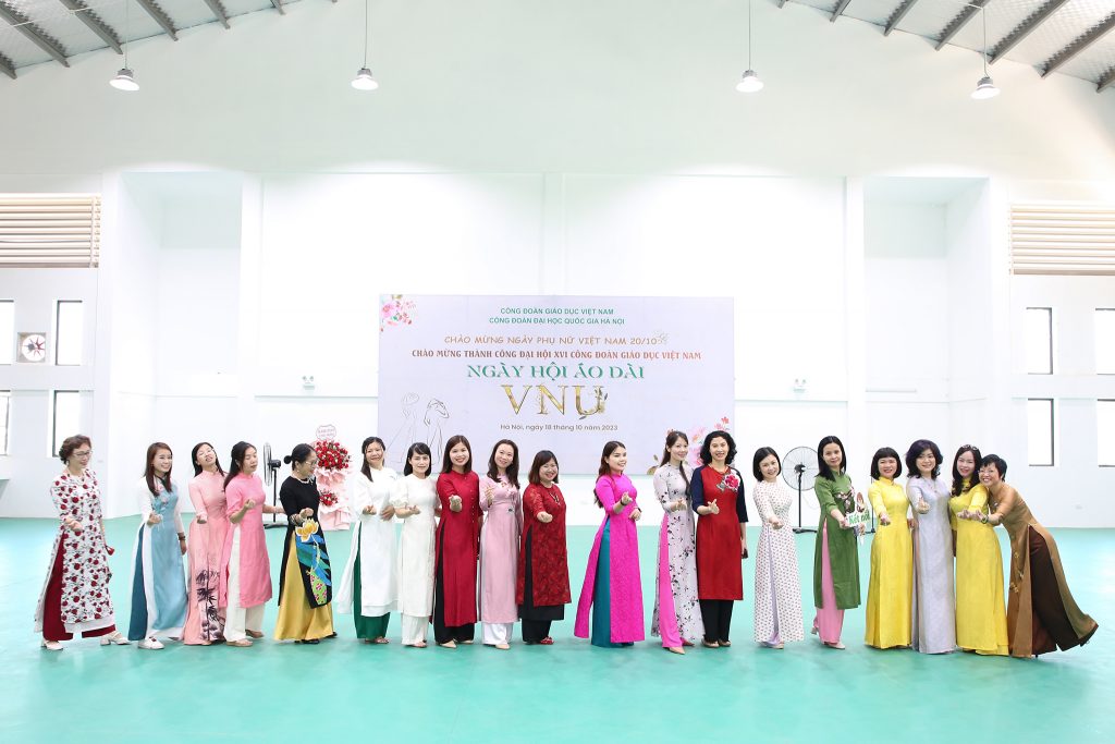 Cán bộ nữ Trường Đại học Công nghệ góp phần tôn vinh giá trị áo dài ...