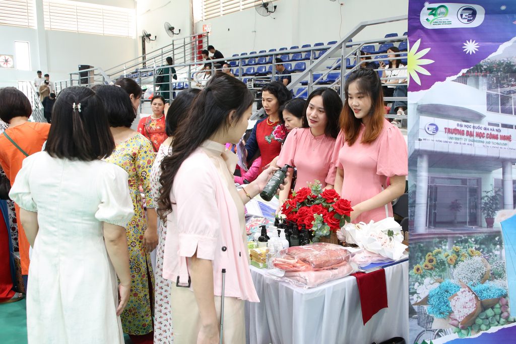Cán bộ nữ Trường Đại học Công nghệ góp phần tôn vinh giá trị áo dài ...