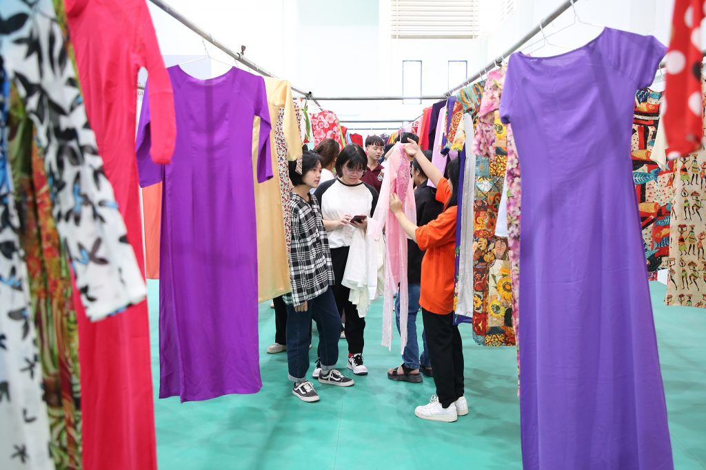 Cán bộ nữ Trường Đại học Công nghệ góp phần tôn vinh giá trị áo dài ...