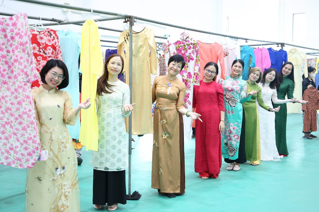 Cán bộ nữ Trường Đại học Công nghệ góp phần tôn vinh giá trị áo dài ...