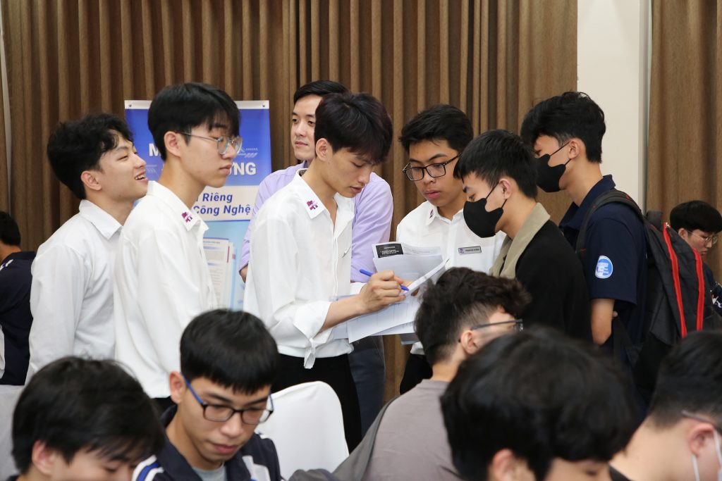 “Cùng Apply – Cùng phỏng vấn”: Sinh viên UET được trải nghiệm và tham ...